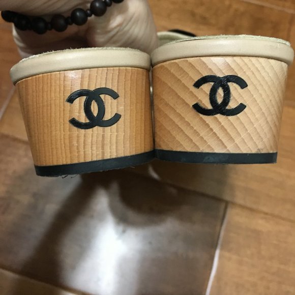 CHANEL Cream and Black Sandals with Elegant Flower Detail - Picture 8 of 16